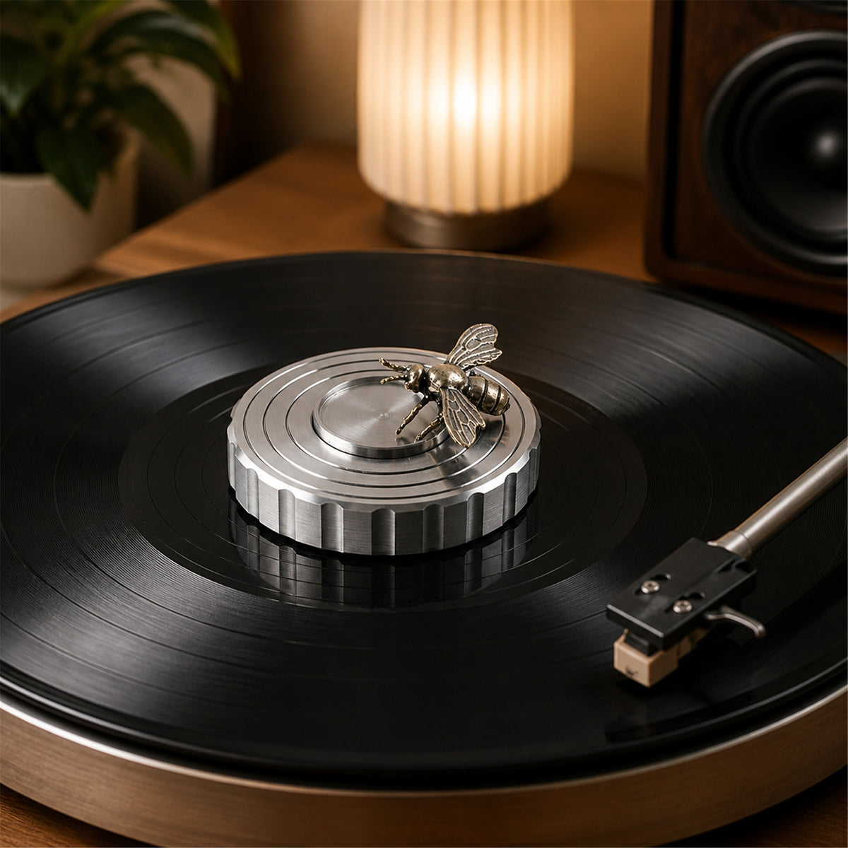OMORA Bee Record Weight in a creative music setup.